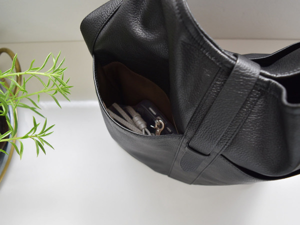 「大人の牛革スマホストラップ」で手首にかけた瞬間、ふっと身軽に[PR]