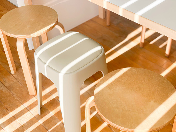 来客時にうれしい。いつもの暮らしにプラスしたくなる「やわらかクッションつき スタッキング スツール」[PR]