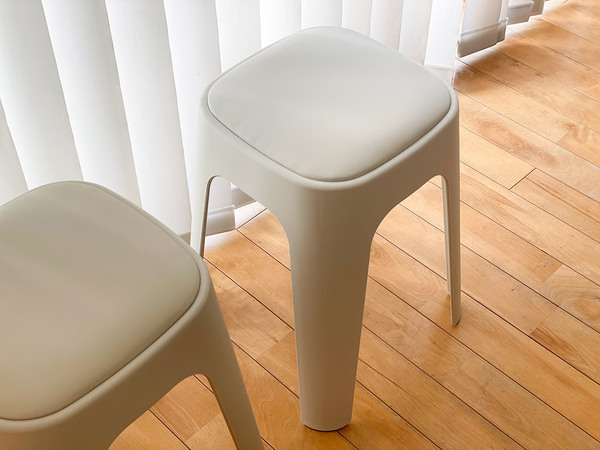 来客時にうれしい。いつもの暮らしにプラスしたくなる「やわらかクッションつき スタッキング スツール」[PR]