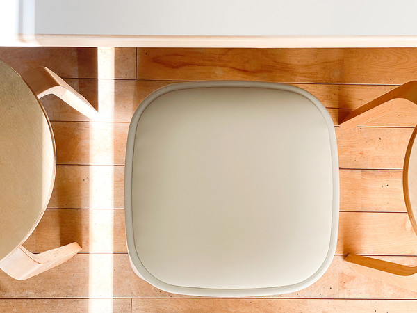 来客時にうれしい。いつもの暮らしにプラスしたくなる「やわらかクッションつき スタッキング スツール」[PR]