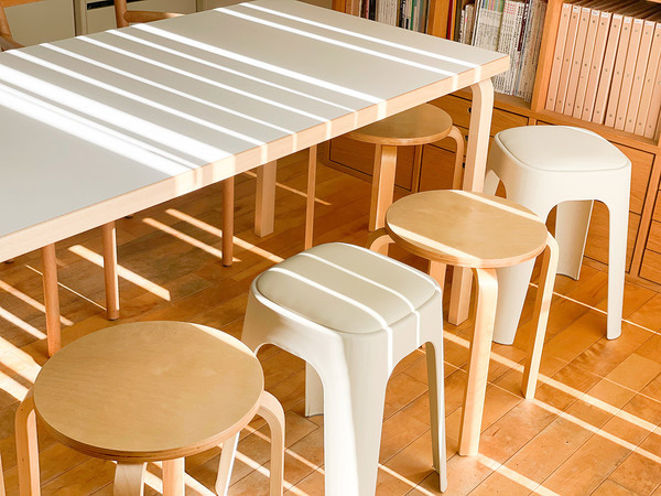 来客時にうれしい。いつもの暮らしにプラスしたくなる「やわらかクッションつき スタッキング スツール」[PR]