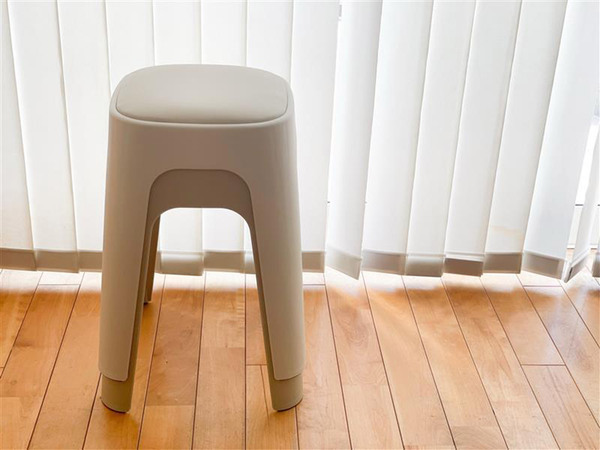 来客時にうれしい。いつもの暮らしにプラスしたくなる「やわらかクッションつき スタッキング スツール」[PR]