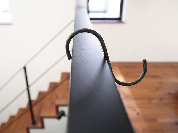 角ばった手すりや引き出しにも優しく掛けられる！「フェイクレザーのS字フック」[PR]