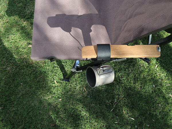 角ばった手すりや引き出しにも優しく掛けられる！「フェイクレザーのS字フック」[PR]