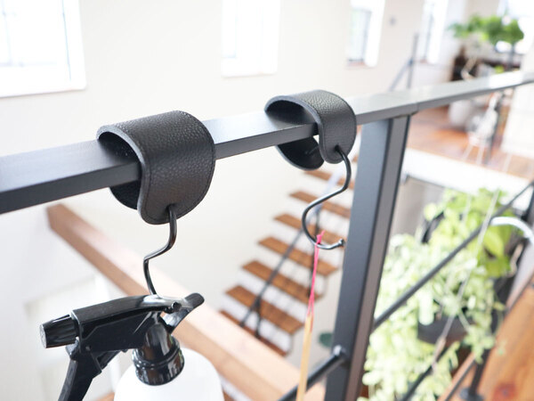 角ばった手すりや引き出しにも優しく掛けられる！「フェイクレザーのS字フック」[PR]