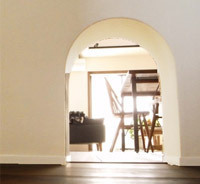 角ばった手すりや引き出しにも優しく掛けられる！「フェイクレザーのS字フック」[PR]