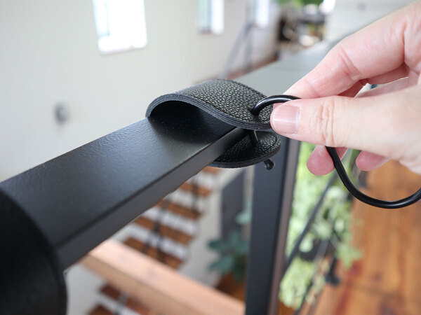 角ばった手すりや引き出しにも優しく掛けられる！「フェイクレザーのS字フック」[PR]