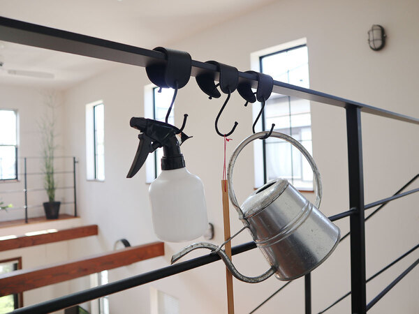 角ばった手すりや引き出しにも優しく掛けられる！「フェイクレザーのS字フック」[PR]