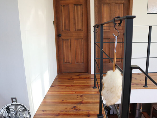 角ばった手すりや引き出しにも優しく掛けられる！「フェイクレザーのS字フック」[PR]