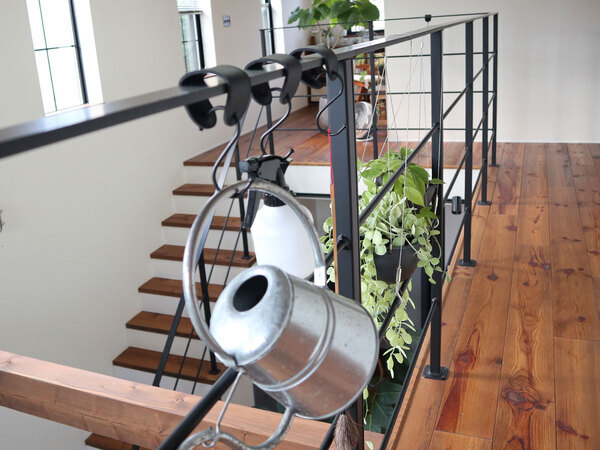 角ばった手すりや引き出しにも優しく掛けられる！「フェイクレザーのS字フック」[PR]