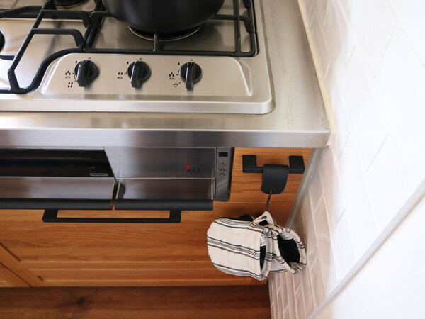 角ばった手すりや引き出しにも優しく掛けられる！「フェイクレザーのS字フック」[PR]