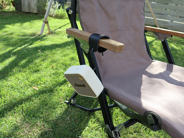 角ばった手すりや引き出しにも優しく掛けられる！「フェイクレザーのS字フック」[PR]