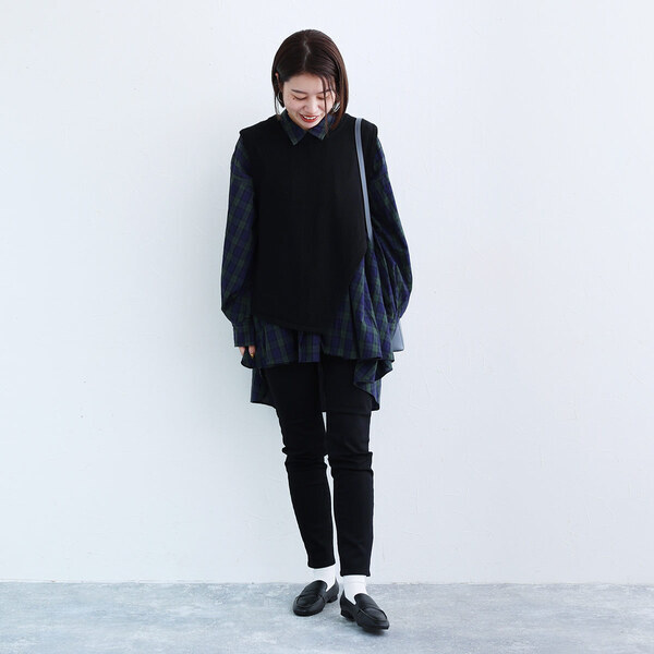 リピーターさん御用達、裏パウダー起毛の「あったかスリムパンツ」スタッフ3人の着用レポート[PR]