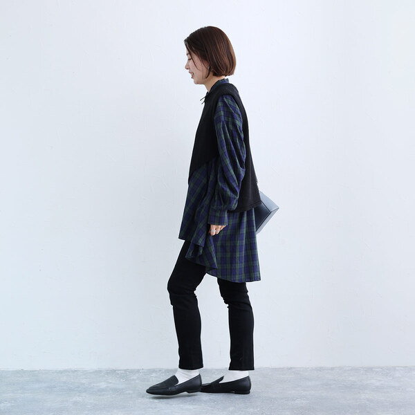 リピーターさん御用達、裏パウダー起毛の「あったかスリムパンツ」スタッフ3人の着用レポート[PR]