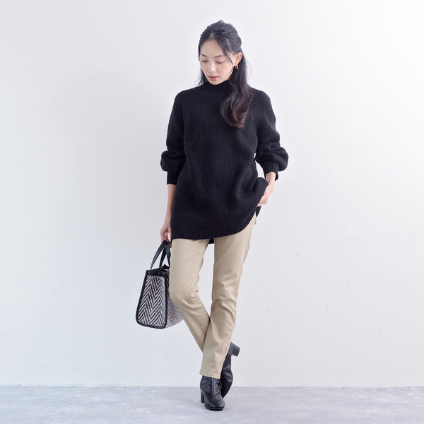 リピーターさん御用達、裏パウダー起毛の「あったかスリムパンツ」スタッフ3人の着用レポート[PR]