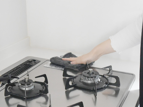 プロの現場からキッチンへ 「水だけで落ちる！」を叶える、お掃除クロス[PR]