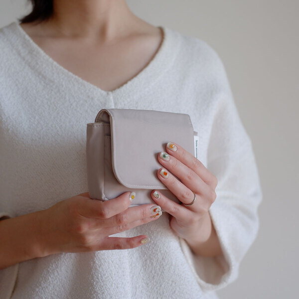 歯列矯正中の方に勧めたい、鏡とポーチがひとつになった「ミラー付きポーチ」[PR]