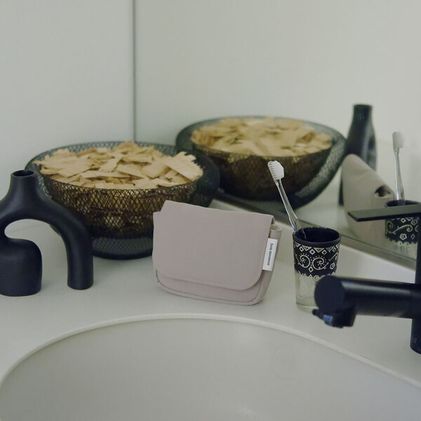 歯列矯正中の方に勧めたい、鏡とポーチがひとつになった「ミラー付きポーチ」[PR]