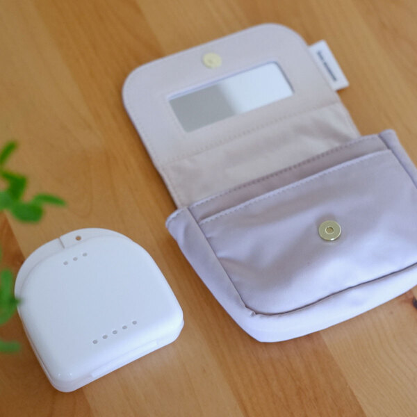 歯列矯正中の方に勧めたい、鏡とポーチがひとつになった「ミラー付きポーチ」[PR]