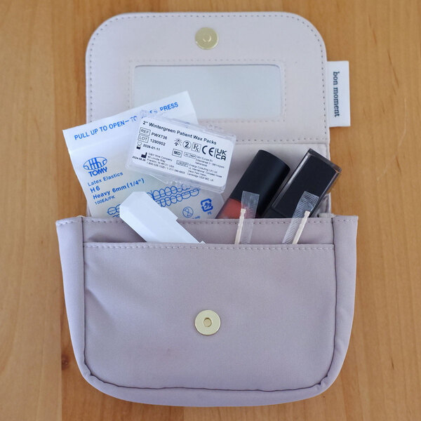 歯列矯正中の方に勧めたい、鏡とポーチがひとつになった「ミラー付きポーチ」[PR]