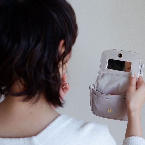 歯列矯正中の方に勧めたい、鏡とポーチがひとつになった「ミラー付きポーチ」[PR]