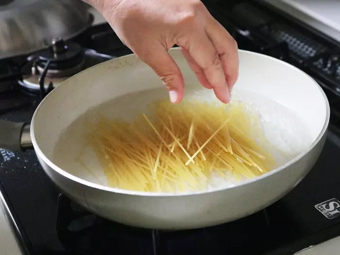 温野菜だけじゃない!焼きそば・パスタからチャプチェまで。蒸し器で簡単「絶品麺」レシピをご紹介