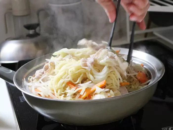 温野菜だけじゃない!焼きそば・パスタからチャプチェまで。蒸し器で簡単「絶品麺」レシピをご紹介