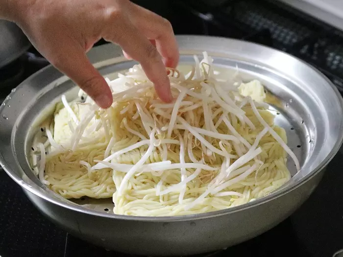 温野菜だけじゃない!焼きそば・パスタからチャプチェまで。蒸し器で簡単「絶品麺」レシピをご紹介
