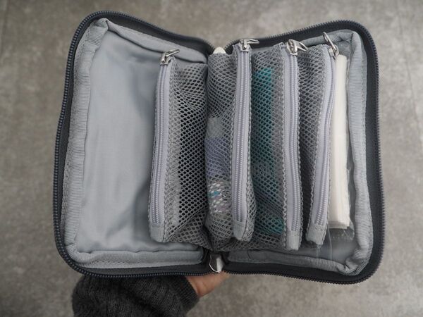 探しやすい手帳型で、小物迷子が解決！「旅上手になれる手帳型ミニポーチ」が、日常使いにもぴったりだった話[PR]