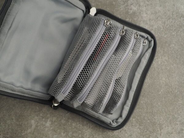 探しやすい手帳型で、小物迷子が解決！「旅上手になれる手帳型ミニポーチ」が、日常使いにもぴったりだった話[PR]