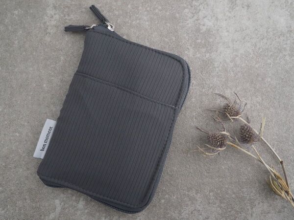 探しやすい手帳型で、小物迷子が解決！「旅上手になれる手帳型ミニポーチ」が、日常使いにもぴったりだった話[PR]