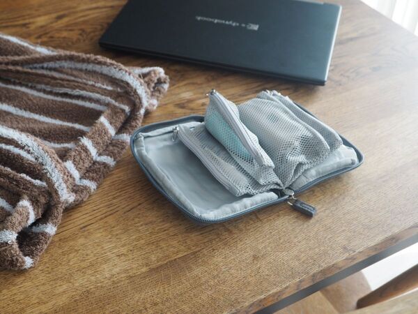 探しやすい手帳型で、小物迷子が解決！「旅上手になれる手帳型ミニポーチ」が、日常使いにもぴったりだった話[PR]