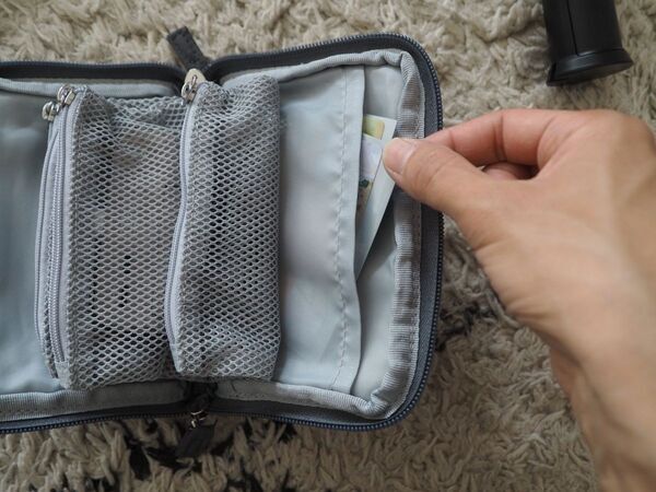 探しやすい手帳型で、小物迷子が解決！「旅上手になれる手帳型ミニポーチ」が、日常使いにもぴったりだった話[PR]