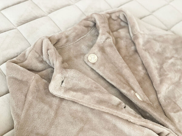 親子でおそろい。冬の部屋着にマイクロファイバー素材の「着る毛布」をプラス。[PR]