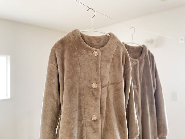 親子でおそろい。冬の部屋着にマイクロファイバー素材の「着る毛布」をプラス。[PR]