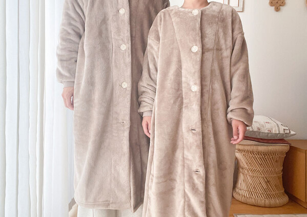 親子でおそろい。冬の部屋着にマイクロファイバー素材の「着る毛布」をプラス。[PR]