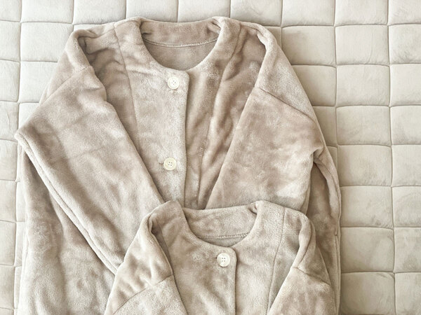 親子でおそろい。冬の部屋着にマイクロファイバー素材の「着る毛布」をプラス。[PR]