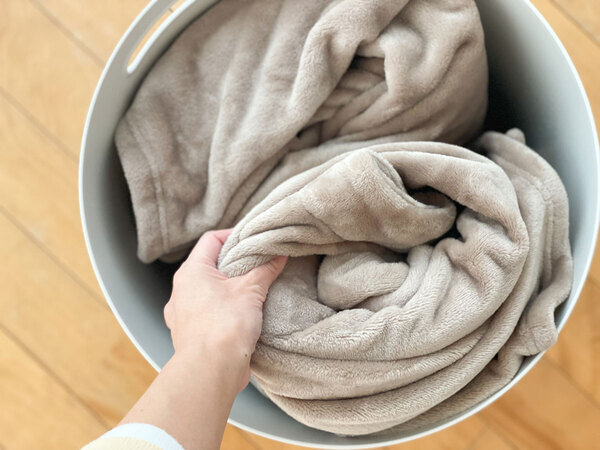 親子でおそろい。冬の部屋着にマイクロファイバー素材の「着る毛布」をプラス。[PR]