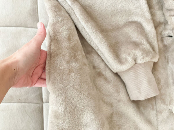 親子でおそろい。冬の部屋着にマイクロファイバー素材の「着る毛布」をプラス。[PR]