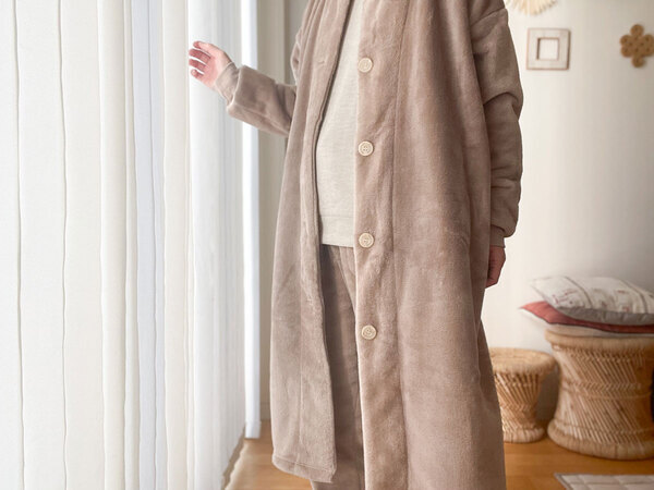 親子でおそろい。冬の部屋着にマイクロファイバー素材の「着る毛布」をプラス。[PR]