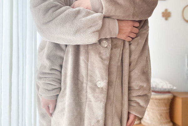 親子でおそろい。冬の部屋着にマイクロファイバー素材の「着る毛布」をプラス。[PR]