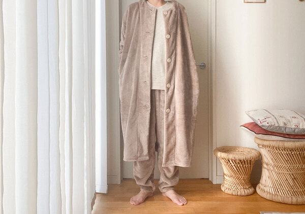 親子でおそろい。冬の部屋着にマイクロファイバー素材の「着る毛布」をプラス。[PR]