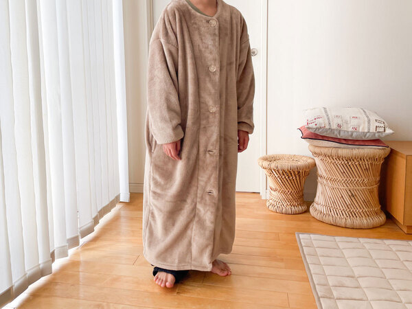 親子でおそろい。冬の部屋着にマイクロファイバー素材の「着る毛布」をプラス。[PR]