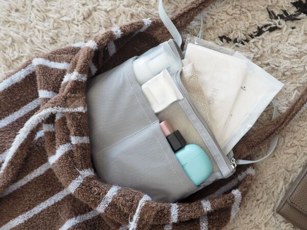 もうバッグの底に沈まない！「吊り下げバッグインバッグ」があれば、小物の取り出しがスムーズに[PR]