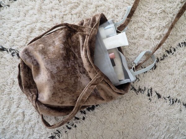 もうバッグの底に沈まない！「吊り下げバッグインバッグ」があれば、小物の取り出しがスムーズに[PR]