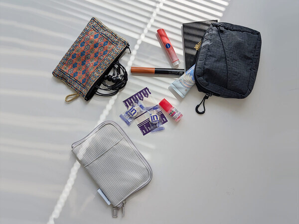 収納上手な４in１。小物迷子がなくなる「手帳型ミニポーチ」、スタッフは旅にも趣味にも愛用中〜[PR]