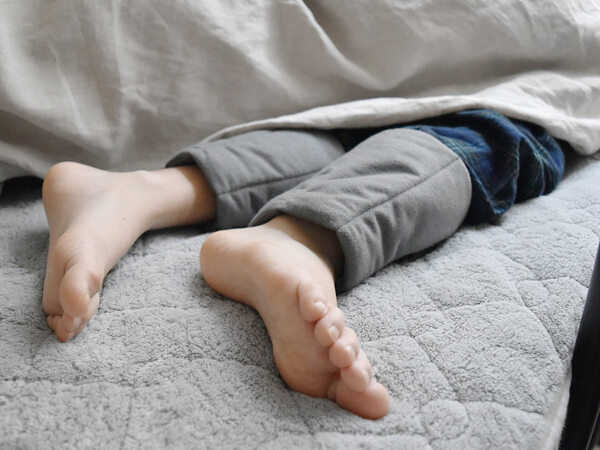 足元だけ冷える問題を本気で解決！名前の期待を裏切らない「軽くてあったか足首ふとん」[PR]