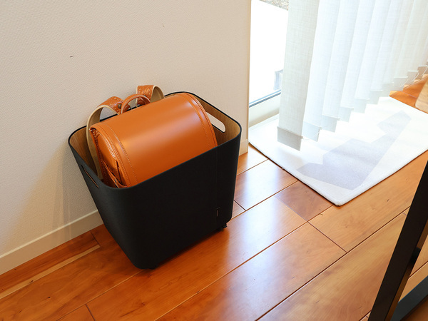 インテリアに溶け込む“動く収納”で、「ほぼ毎日使うけれど、出しっぱなしにはしたくない」がスッキリ片付きます[PR]