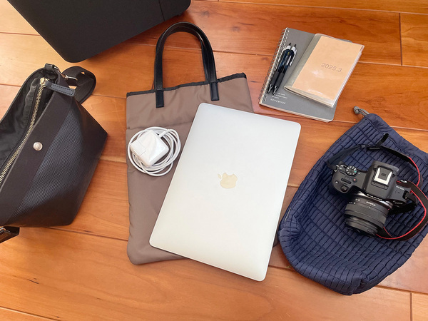 インテリアに溶け込む“動く収納”で、「ほぼ毎日使うけれど、出しっぱなしにはしたくない」がスッキリ片付きます[PR]