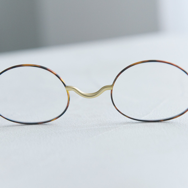 大人世代の気になる老眼・紫外線・ブルーライト、全部まとめて薄さ5mmの「栞メガネ」[PR]